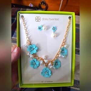 DAISY FUENTES JEWELRY GIFT SET BLUE FLORAL WITH PEARLS